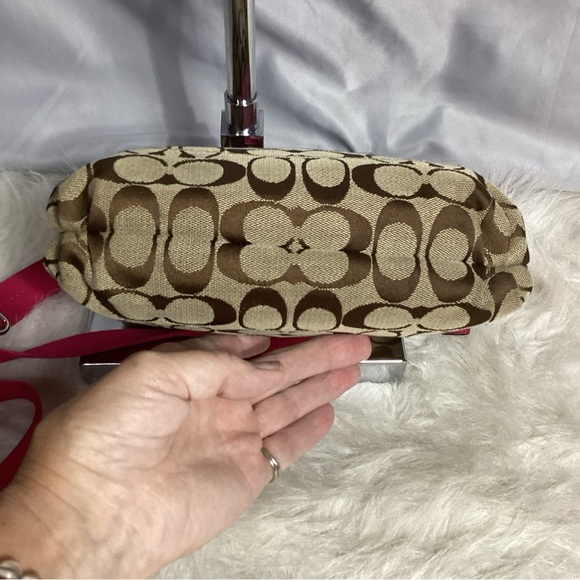 Coach Poppy Daisy Khaki Signature C with Raspberry Leather Swingpack EUC - Picture 8 of 14